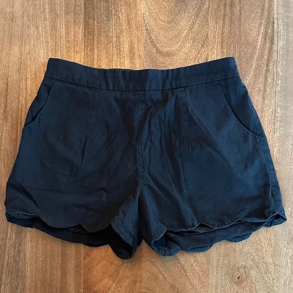 eesome Black Scalloped Hem Shorts - Picture 1 of 2